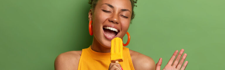 Receita Fit perfeita para o Verão. Além de refrescante e delicioso, esse picolé tem benefícios nutricionais e antioxidantes.