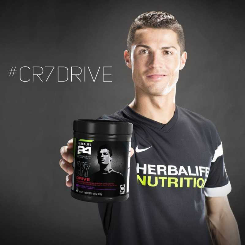 CR7 Drive foi desenvolvido em parceria com o jogador de futebol Cristiano Ronaldo, é o equilíbrio perfeito entre eletrólitos, carboidratos, vitaminas e minerais.